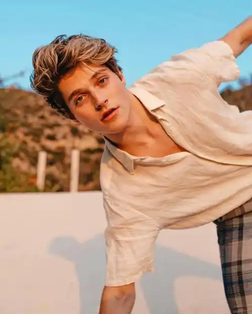 6686体育平台铁牌作者Evelyn